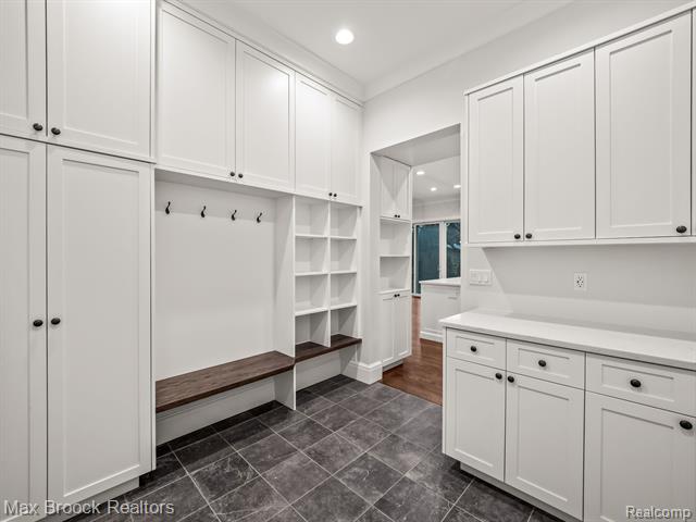 Builiding view sixty seven for 3627 Middlebury, Bloomfield Hills, MI. 48301