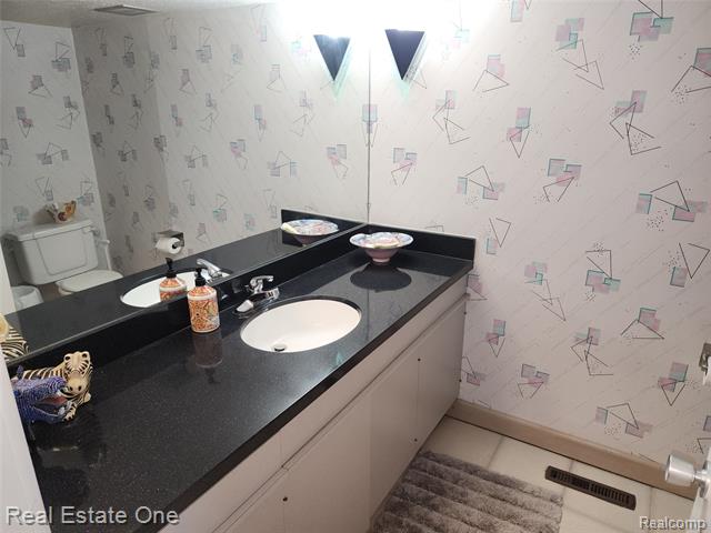 Builiding view eighteen for 6660 Woodbank, Bloomfield Hills, MI. 48301