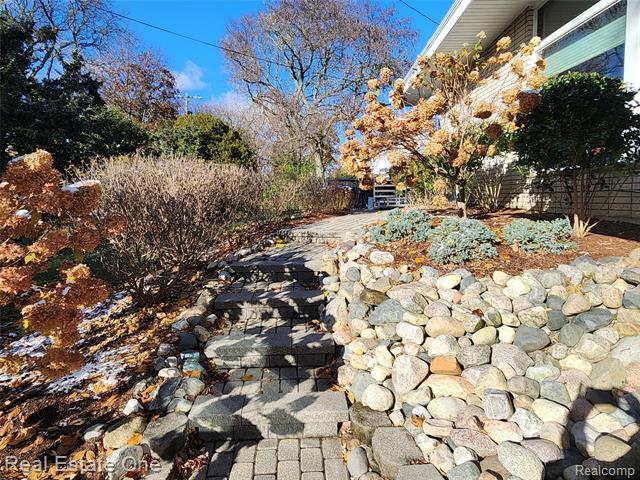 Builiding view thirty seven for 6660 Woodbank, Bloomfield Hills, MI. 48301