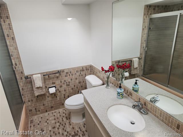 Builiding view thirty two for 6660 Woodbank, Bloomfield Hills, MI. 48301