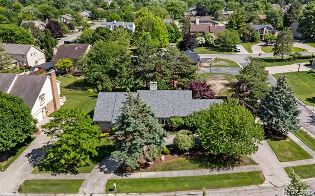 Builiding view thirty two for 4771 Mada, West Bloomfield, MI. 48322