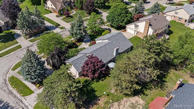 Builiding view thirty for 4771 Mada, West Bloomfield, MI. 48322