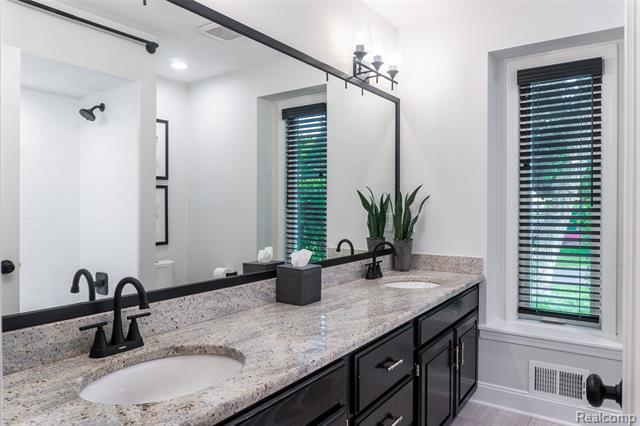 Builiding view fifty three for 4413 Pinehurst, West Bloomfield, MI. 48322