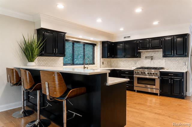 Builiding view nineteen for 4413 Pinehurst, West Bloomfield, MI. 48322