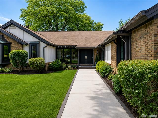 Builiding view seven for 4413 Pinehurst, West Bloomfield, MI. 48322