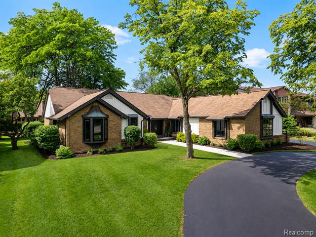 Builiding view seventy eight for 4413 Pinehurst, West Bloomfield, MI. 48322