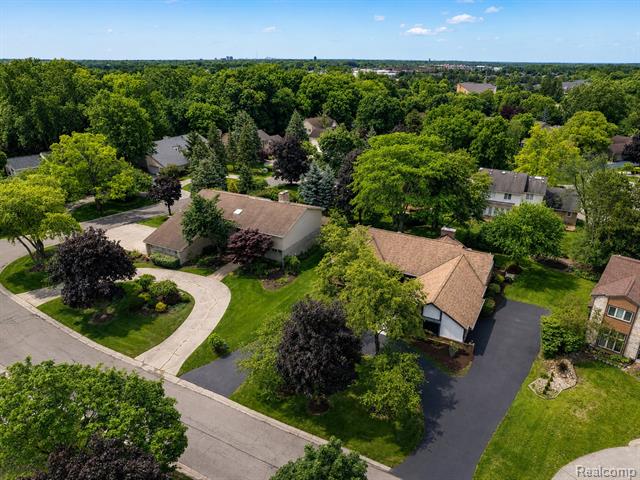 Builiding view seventy five for 4413 Pinehurst, West Bloomfield, MI. 48322