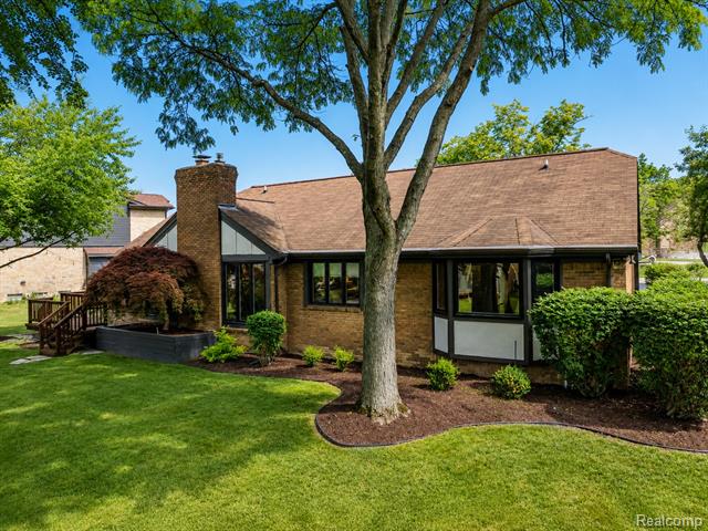 Builiding view seventy nine for 4413 Pinehurst, West Bloomfield, MI. 48322