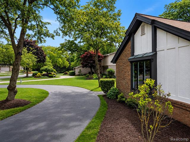 Builiding view seventy one for 4413 Pinehurst, West Bloomfield, MI. 48322
