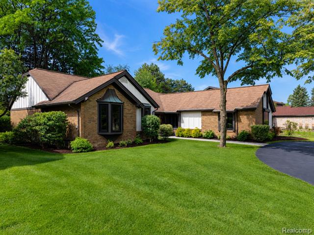 Builiding view seventy seven for 4413 Pinehurst, West Bloomfield, MI. 48322