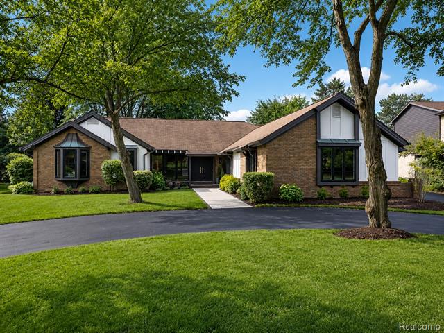 Builiding view seventy six for 4413 Pinehurst, West Bloomfield, MI. 48322