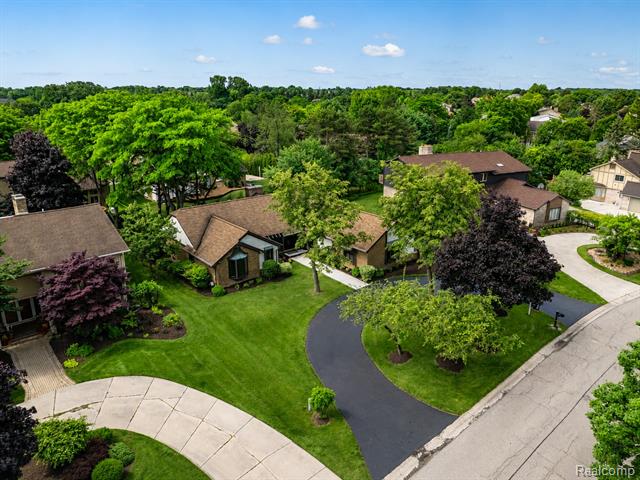Builiding view seventy three for 4413 Pinehurst, West Bloomfield, MI. 48322