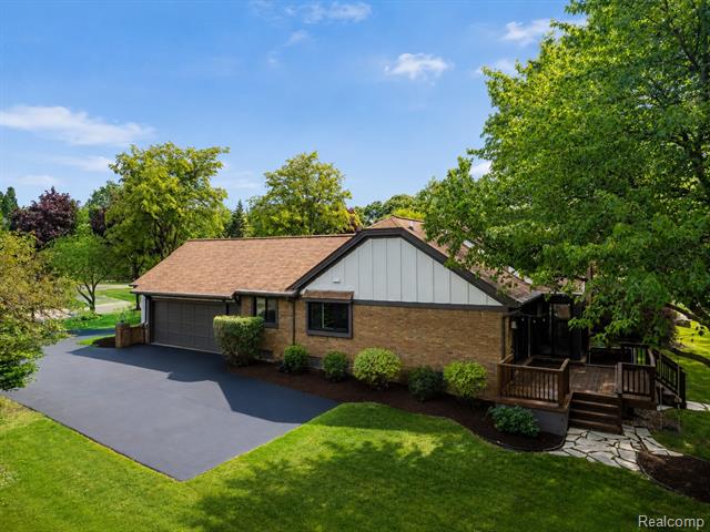 Builiding view seventy two for 4413 Pinehurst, West Bloomfield, MI. 48322