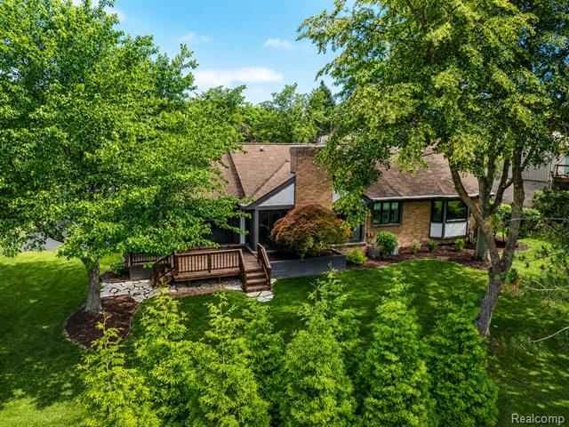 Builiding view seventy for 4413 Pinehurst, West Bloomfield, MI. 48322