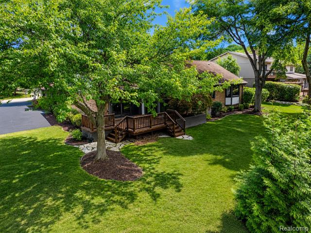 Builiding view sixty eight for 4413 Pinehurst, West Bloomfield, MI. 48322