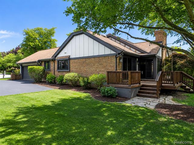 Builiding view sixty five for 4413 Pinehurst, West Bloomfield, MI. 48322