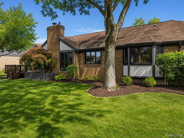 Builiding view sixty four for 4413 Pinehurst, West Bloomfield, MI. 48322