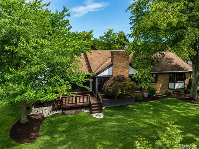 Builiding view sixty nine for 4413 Pinehurst, West Bloomfield, MI. 48322