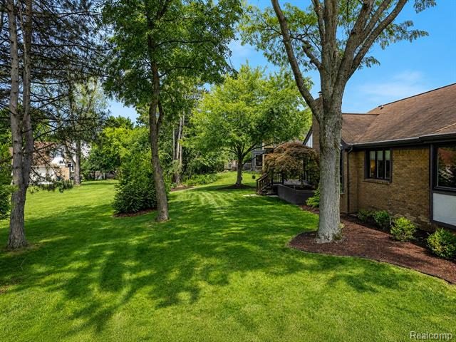 Builiding view sixty seven for 4413 Pinehurst, West Bloomfield, MI. 48322