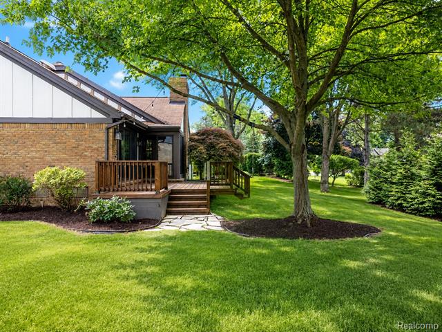Builiding view sixty six for 4413 Pinehurst, West Bloomfield, MI. 48322
