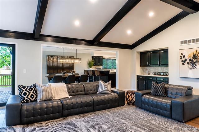 Builiding view thirty three for 4413 Pinehurst, West Bloomfield, MI. 48322
