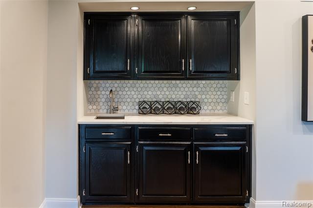 Builiding view thirty for 4413 Pinehurst, West Bloomfield, MI. 48322
