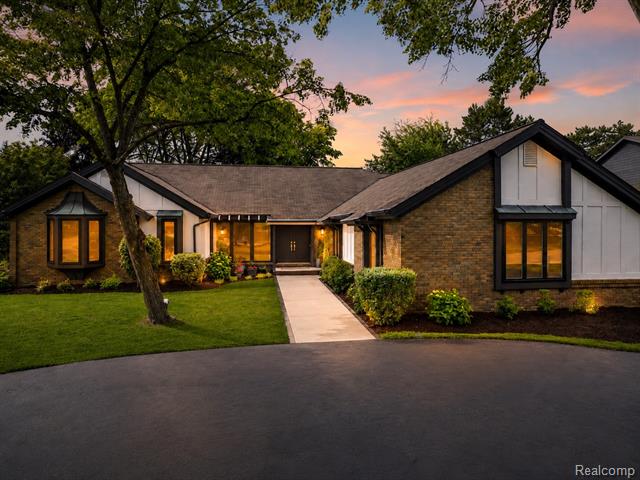 front view for 4413 Pinehurst Dr, West Bloomfield, Mi. 48322