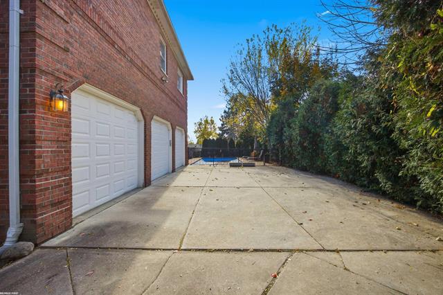 Builiding view sixty one for 6580 Red Maple, Bloomfield Hills, MI. 48301