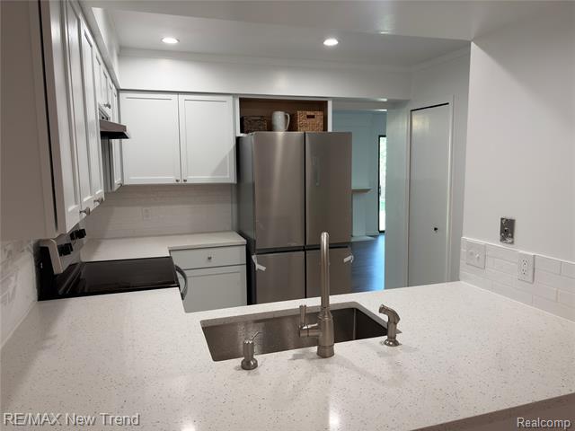 Builiding view ten for 6200 Andrea, West Bloomfield, MI. 48322