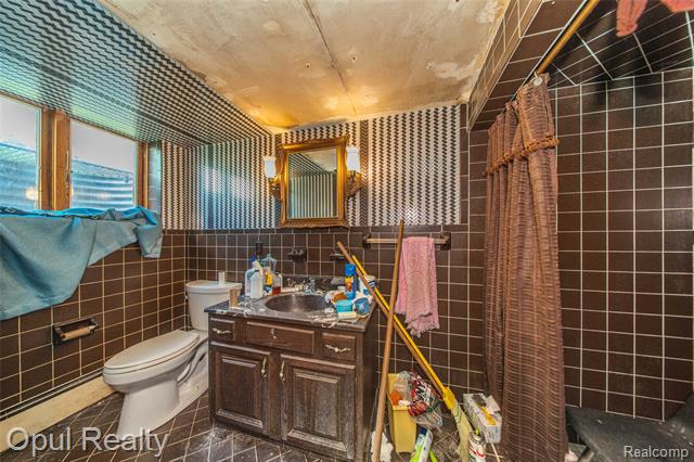 Builiding view sixty for 6455 Norham, Bloomfield Hills, MI. 48301
