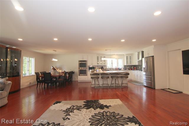 Builiding view thirty for 3133 Hartslock Woods, West Bloomfield, MI. 48322