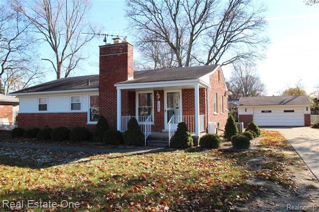 front view for 1602 E Maple Rd, Birmingham, Mi. 48009