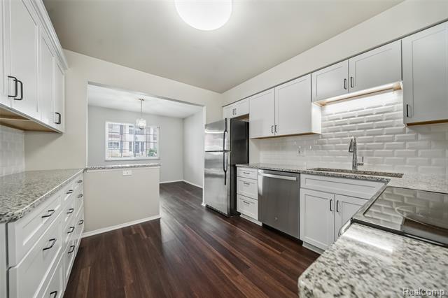 Builiding view eight for 6151 Orchard Lake, West Bloomfield, MI. 48322