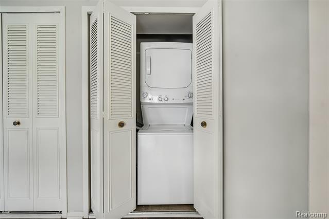 Builiding view eighteen for 6151 Orchard Lake, West Bloomfield, MI. 48322