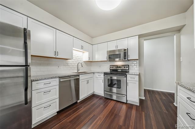 Builiding view nine for 6151 Orchard Lake, West Bloomfield, MI. 48322