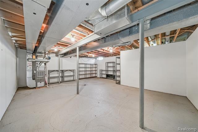 Builiding view nineteen for 6151 Orchard Lake, West Bloomfield, MI. 48322