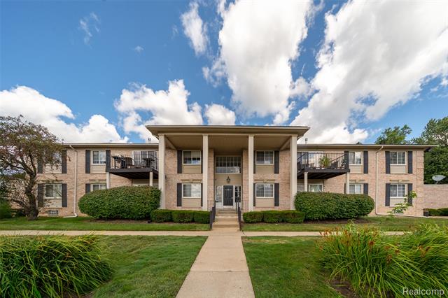 Builiding view one for 6151 Orchard Lake, West Bloomfield, MI. 48322