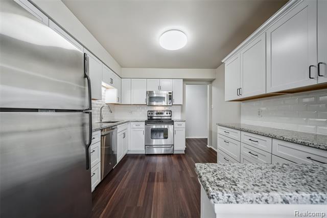 Builiding view seven for 6151 Orchard Lake, West Bloomfield, MI. 48322