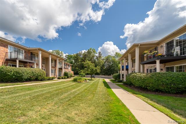 Builiding view twenty four for 6151 Orchard Lake, West Bloomfield, MI. 48322