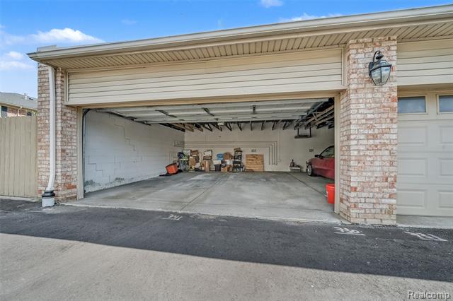 Builiding view twenty nine for 6151 Orchard Lake, West Bloomfield, MI. 48322