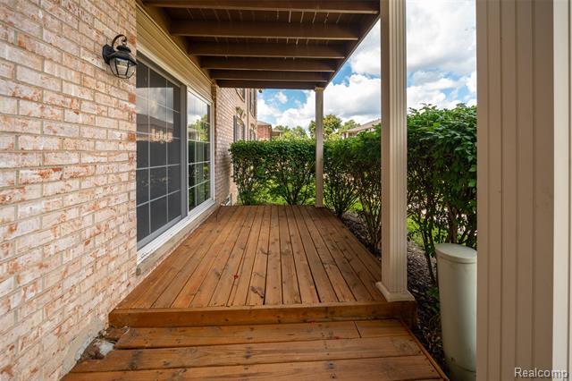 Builiding view twenty one for 6151 Orchard Lake, West Bloomfield, MI. 48322