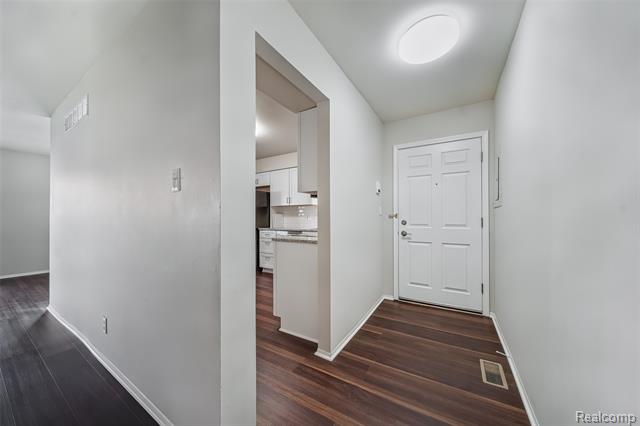 Builiding view two for 6151 Orchard Lake, West Bloomfield, MI. 48322