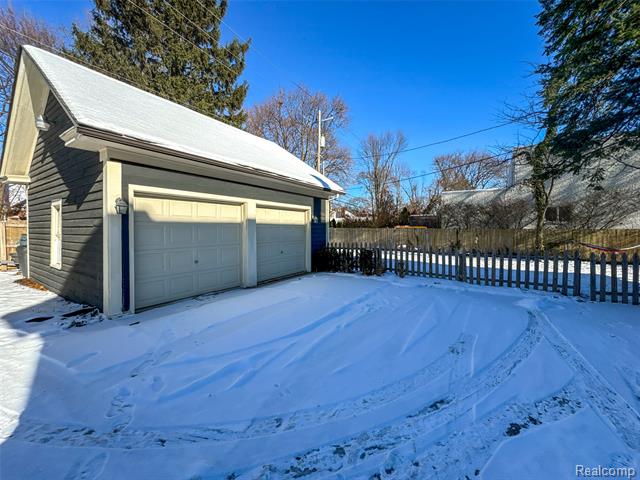 Builiding view forty for 1119 E Maple, Birmingham, MI. 48009