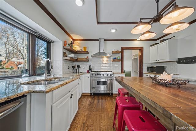 Builiding view fourteen for 1119 E Maple, Birmingham, MI. 48009