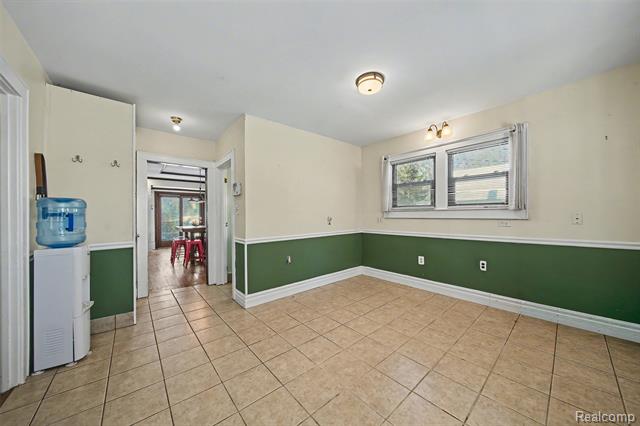 Builiding view seventeen for 1119 E Maple, Birmingham, MI. 48009