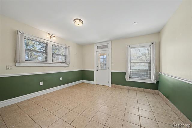 Builiding view sixteen for 1119 E Maple, Birmingham, MI. 48009