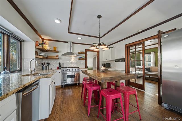 Builiding view thirteen for 1119 E Maple, Birmingham, MI. 48009