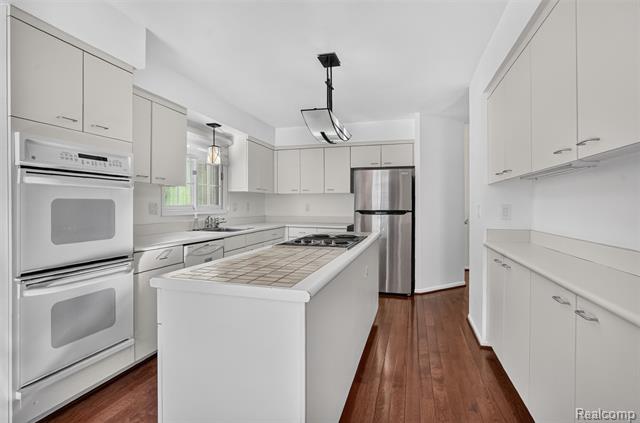 Builiding view eleven for 6190 Celeste, West Bloomfield, MI. 48322