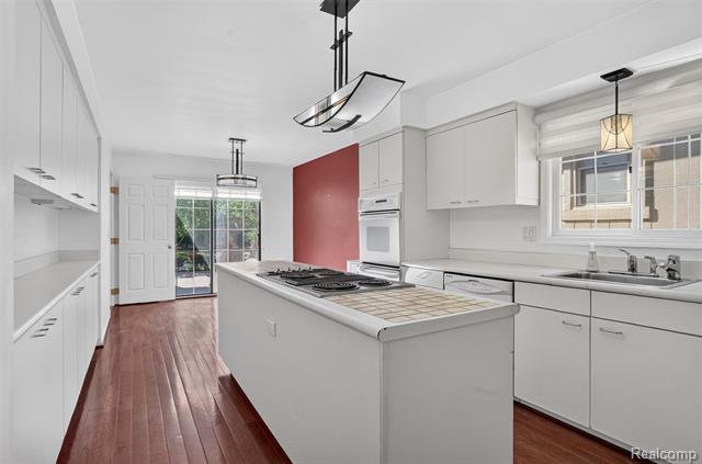 Builiding view ten for 6190 Celeste, West Bloomfield, MI. 48322
