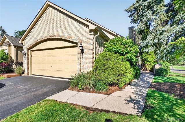 Builiding view two for 6190 Celeste, West Bloomfield, MI. 48322